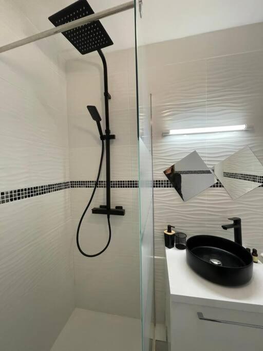 Appartement 2 Pieces, Salon Et Chambre, 44M2 Refait A Neuf Clichy Luaran gambar