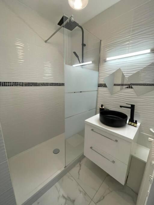 Appartement 2 Pieces, Salon Et Chambre, 44M2 Refait A Neuf Clichy Luaran gambar