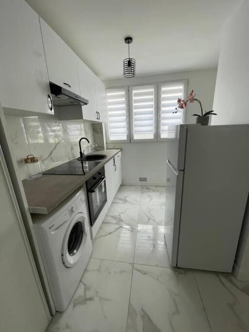 Appartement 2 Pieces, Salon Et Chambre, 44M2 Refait A Neuf Clichy Luaran gambar